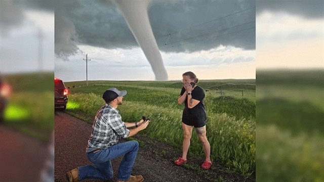 বিশাল টর্নেডোর সামনেই প্রেমিকাকে বিয়ের প্রস্তাব প্রেমিকের!