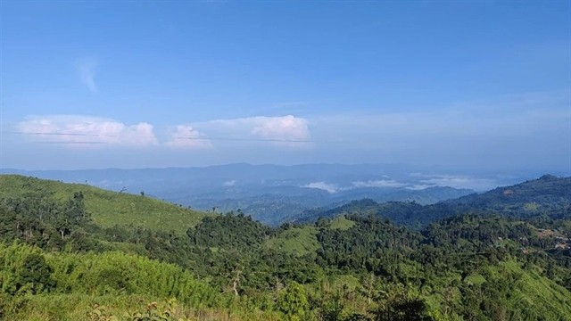 যেখানে থেকে দেখা যায় দুই দেশের পাহাড়!