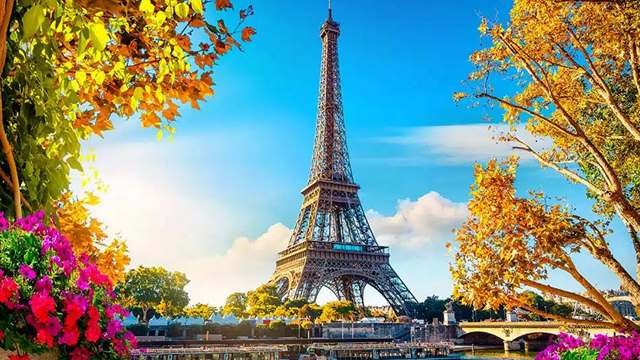 প্যারিস: প্রেমের শহরে আইফেল টাওয়ারের জ্যোতির্ময় রূপ